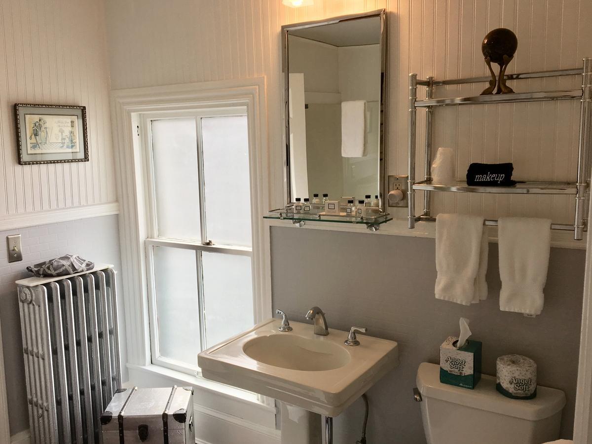 Queen Vic Guest House (Adults Only) Provincetown Dış mekan fotoğraf